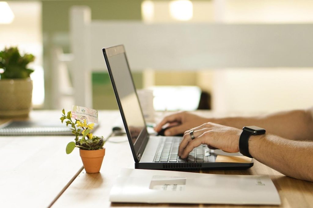 Illustratie van 5 beste praktijken: responsive design, merkbeleving, gebruikersvriendelijkheid en quality content voor online